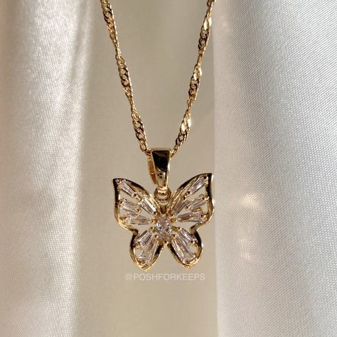 Kiss Necklace, Xoxo Jewelry, Birthday Plans, Dope Jewelry Accessories, Butterfly Anklet, Butterfly Necklace Gold, Christian Bracelets, Fancy Jewelry Necklace, Pretty Jewelry Necklaces