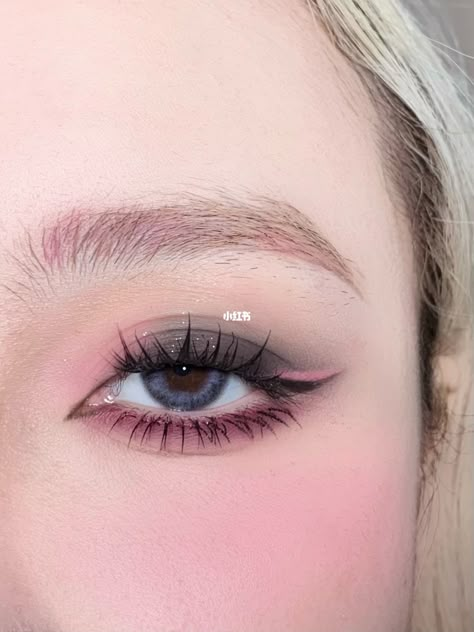 Eyeshadow look collection Pink Grey Eyeshadow, Gray And Pink Eyeshadow Looks, Eyeshadow Looks 2024, Pink And Grey Makeup, Club Makeup Night, Marceline Makeup, Gray Eyeshadow Looks, Gray Eyeshadow, Club Makeup