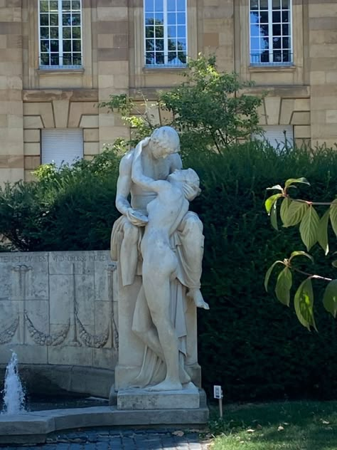 Couple Statues Greek, Love Statue Aesthetic, Marble Statues Couple, Loving Embrace Pose, Men Worshipping Woman Art Statue, Romantic Sculpture Couple, Greek Statue Couple, Greek Statue Love, Love Sculpture Art Statues