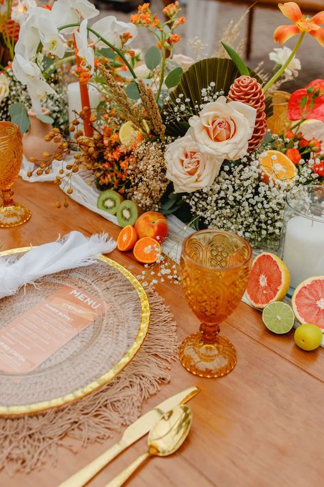 South American Wedding Decor, Centerpieces With Fruit And Flowers, Citrus Tablescape Wedding, Fruits Wedding Decoration, Citrus Wedding Centerpieces, Italian Citrus Wedding, Citrus Wedding Colors, Spanish Summer Wedding, Wedding Centerpieces With Fruit