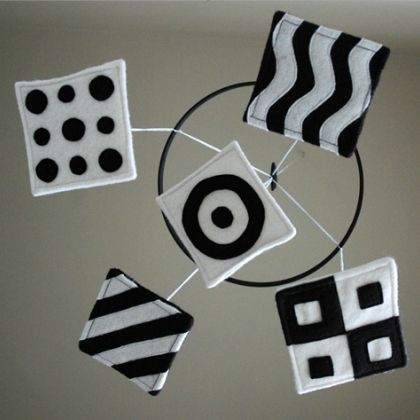 black and white shapes mobile                                                                                                                                                                                 More Mobiles For Babies, Homemade Mobile, Baby Flash Cards, Baby Montessori, Diy Baby Mobile, Baby Toys Diy, Baby Play Activities, Baby Education, Baby Wallpaper