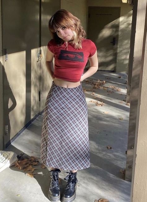 Plaid Midi Skirt Outfit, Red Midi Skirt Outfit, Fits Grunge, Grunge Skirt Outfit, Summer Midi Skirt, Skirt Outfits Aesthetic, Skirt Outfit Summer, Plaid Skirt Outfit, Plaid Midi Skirt