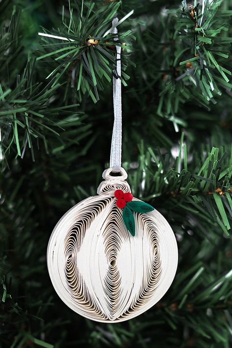 Quilled Christmas Tree Ornaments, Quilling Christmas Decorations, Paper Quilling Ornaments, Christmas Quilling Ideas, Quilling Cat, Quilling Christmas Cards, Quilling Christmas Ornaments, Quilled Christmas Ornaments, Diy Quilling Christmas