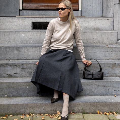 Grey skirt: the key piece that cool girls have in their Fall wardrobe this year Grey Pleated Skirt Outfit, Flare Skirt Outfit, Long Grey Skirt, Linda Tol, Mango Skirts, School Uniform Skirts, Grey Pleated Skirt, Pleated Skirt Outfit, Midi Skirt Outfit