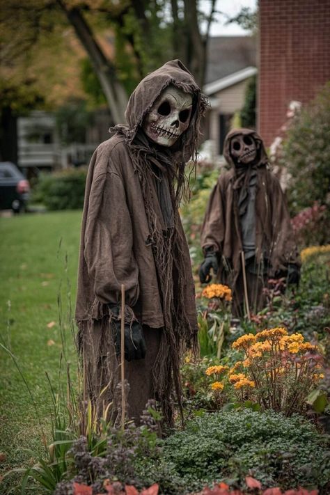 20 Simple Outdoor Halloween Decorations That Will Scare Your Neighbors - H.M.G Easy Scary Halloween Decorations, Scary Halloween Yard, Halloween Yard Decorations Diy, Easy Outdoor Halloween Decorations, Halloween Garden Decorations, Diy Halloween Dekoration, Scary Halloween Decorations Outdoor, Scary Halloween Decorations Diy, Halloween Lawn