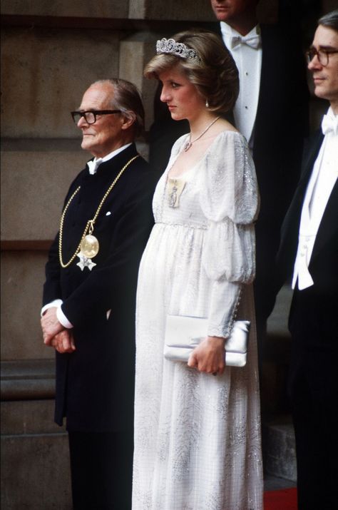 Princess Diana Pregnant, Princess Diana Dresses, Royal Gowns, Pregnant Princess, Prins William, Princesa Real, Princess Diana Fashion, Prins Harry, Principe William