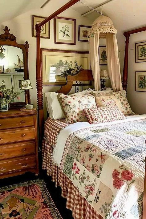 Quilted Bedding Aesthetic, Grandmacore Bedroom Aesthetic, Cottagecore House Bedroom, Granny Room Ideas, Vintage Quilt Aesthetic, Cottagecore Guest Room, Grandma House Core, Granny Bedroom Aesthetic, Quilt Aesthetic Bedroom