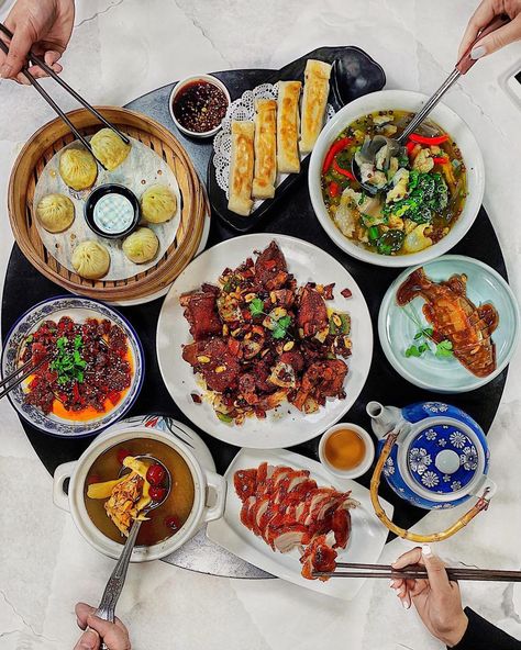 Chinese Banquet Food, Chinese Family Dinner, Indian Momos, Chinese Restaurant Food, Ancient Chinese Food, Food Decorations Ideas, Banquet Food, Chinese Banquet, Chinese Food Restaurant