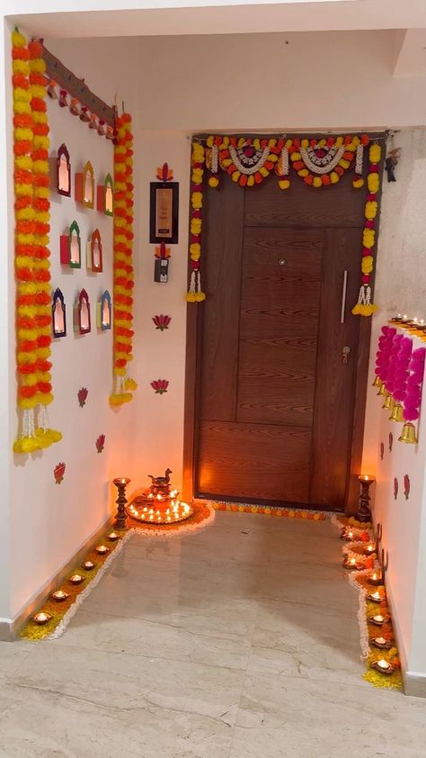 Diwali Home Decor, Simple Flower Rangoli, Diwali Decoration Ideas, Mandir Decoration, Home Flower Decor, Pooja Decoration, Ganpati Decoration At Home, Rangoli Designs Simple Diwali, Janmashtami Decoration