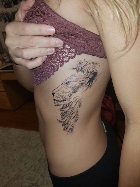 Rib Tattoo Quotes, Cool Tattoos For Girls, Rib Tattoos For Women, Petit Tattoo, Leo Tattoos, Lion Tattoo Design, Geniale Tattoos, Disney Tattoo, Tattoo Girls