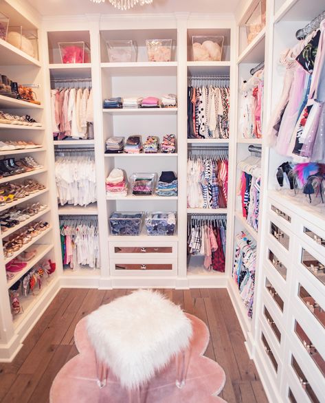 Luxurious Girls Closet Bilik Tidur Perempuan, A Walk In Closet, Budget Luxury, Bilik Idaman, Dream Closet Design, Bedroom Decor For Teen Girls, Closet Decor, Girls Rooms, Cute Bedroom Ideas