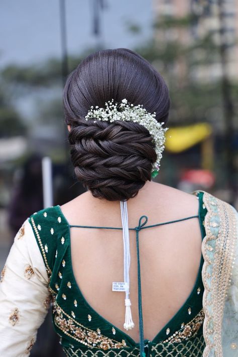 Sari With Hairstyle, Bun Styles For Long Hair On Saree, Reception Hairdo For Saree, Juda Hairstyle Buns Indian Bridal, Juda Hairstyles For Lehenga, Wedding Siders Hairstyle, Sider Makeup And Hairstyle, Indian Wedding Hairstyles For Mom, Buns Hairstyles For Wedding