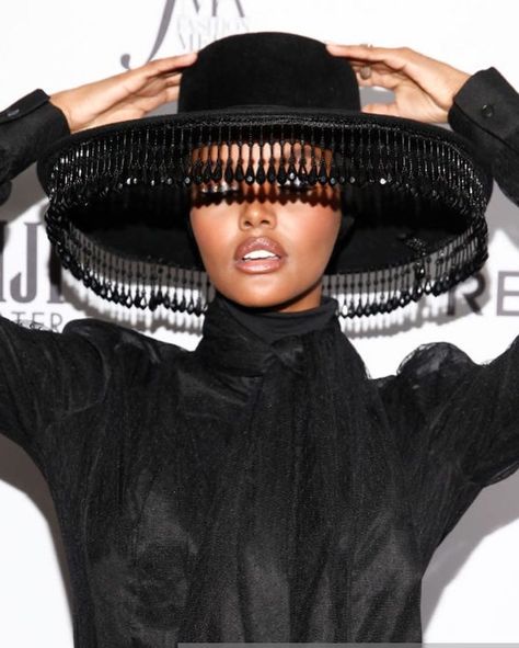 Halima Aden, Streets Of New York, Credit Tips, Stylish Celebrities, Concert Looks, Fancy Hats, Looks Street Style, Foto Art, All Black Everything