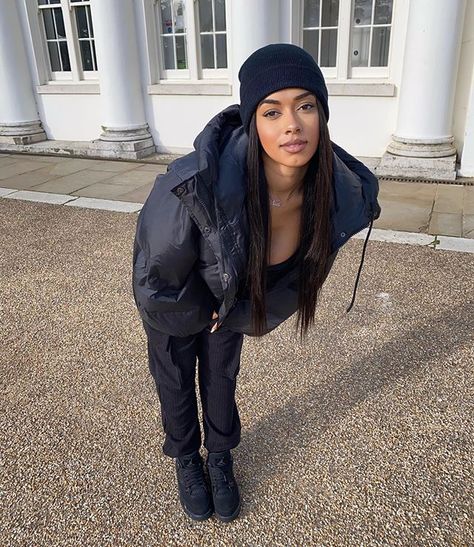 Sasha Ellese, Instagrammer, Stay Fit, The Age, Full Time, Fun Facts, Rain Jacket, Athletic Jacket, Instagram Post