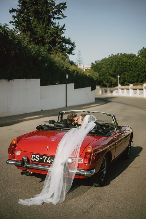 Old Fashion Car Wedding, Disney Cars Wedding Theme, Retro Wedding Pictures, Wedding Car Photos, Retro Italian Wedding, Retro Wedding Photography, Retro Car Wedding, Red Modern Wedding, Retro Wedding Photos