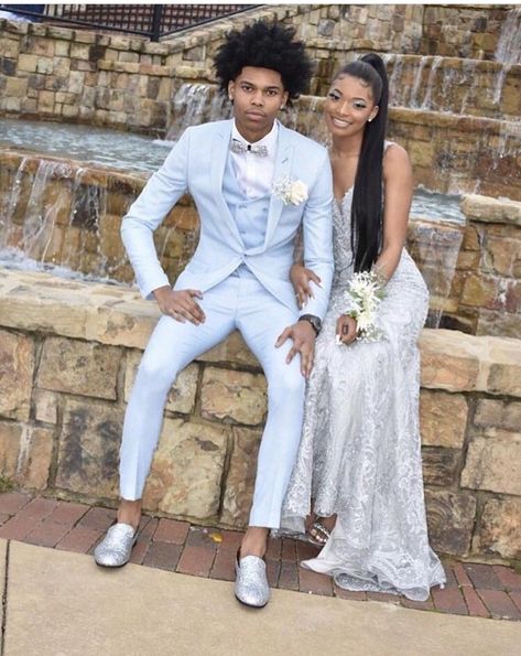 Light Blue Prom Suits, Light Blue Prom Couple, Prom Black Couples, Mens Prom Suits, Blue Prom Couple, Prom Tuxedo Ideas, Blue Prom Suits For Guys, White Prom Suit, Blue Prom Suit