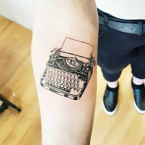 Tattoo Typewriter, Tattoo Fading, Gramophone Tattoo, Typewriter Tattoo, Typewriter Vintage, Octopus Tattoo, Memorial Tattoo, Vintage Typewriter, Book Tattoo