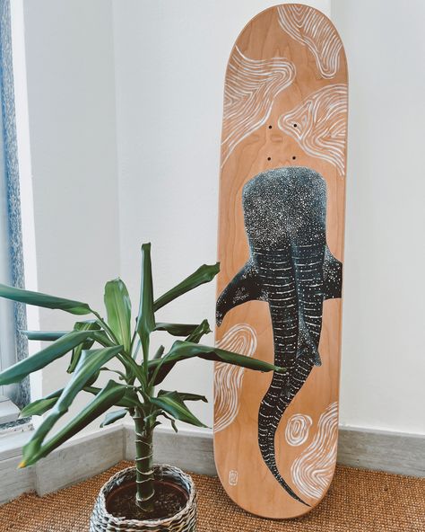 Whale Shark Surfboard, Paintings On Skateboards, Shark Skateboard Design, Ocean Skateboard Design, Beach Skateboard Design, Long Board Designs Paint, Surf Board Painting Ideas, Painted Skateboard Aesthetic, Painting Skateboards Ideas