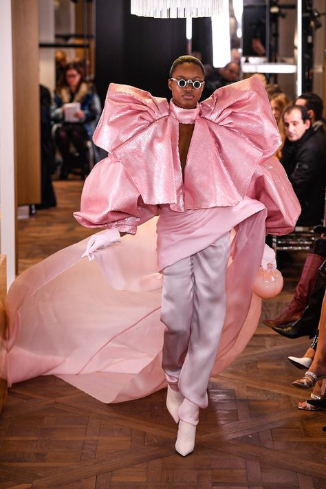 Mode Queer, Camp Fashion, Abed Mahfouz, Fashion Identity, Mode Rose, 2019 Couture, Bow Fashion, Couture Looks, Chanel Cruise