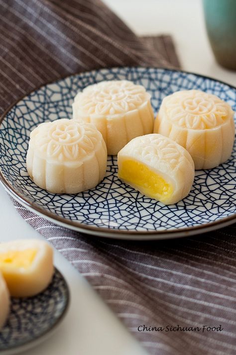 Snow Skin Mooncake for coming mid-autumn day @elaineseafish Moon Cake Recipe, Mooncake Recipe, Moon Cakes, Chinese Dessert, Chinese Food Recipes, Custard Filling, Asian Desserts, Mooncake, Chinese Recipes