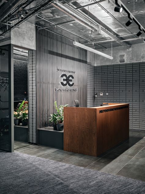 Gallery of Expert Electric Company Offices / Leatelier.business - 8 Modern Industrial Office Design, Industrial Reception Desk, Modern Industrial Office, Industrial Reception, La Mecca, Office Reception Design, Gym Design Interior, Interior Kantor, Industrial Office Design