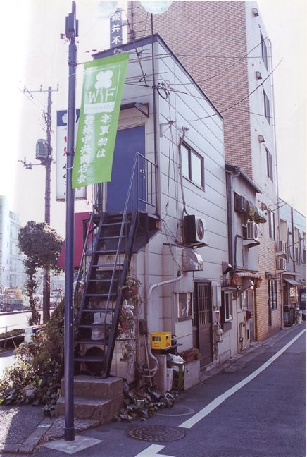 Atelier Bow Wow Pet Architecture Small Japanese Apartment, Tiny Japanese Apartment, Japanese Apartment, Japanese Buildings, Apartment Entrance, Tiny Apartments, Japan Street, Apartment Architecture, Tiny Apartment