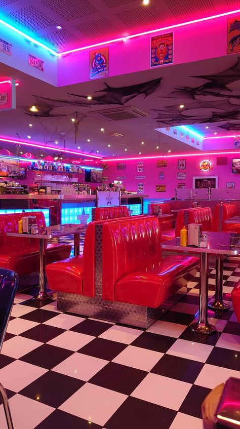 Memphis D'Épinal. Diner Aesthetic, 50s Aesthetic, American Dinner, Dinner Restaurant, 50s Diner, Vintage Diner, Retro Diner, American Diner, 80s Aesthetic