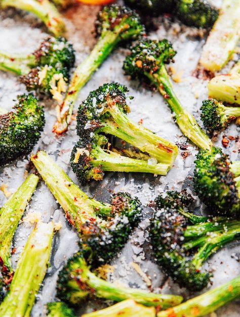 How To Roast Broccoli, Best Roasted Broccoli, Roast Broccoli, Lemon Broccoli, Easy Veggie Side Dish, Broccoli Lemon, Parmesan Roasted Broccoli, Veggie Side Dish, Broccoli Side Dish