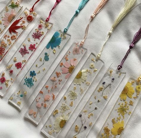 Resin Book Marks, Resin Bookmark Design, Glitter Resin Bookmark, Aesthetic Resin Bookmark, Bookmark Resin, Floral Bookmarks, Resin Bookmarks, Flower Bookmarks, Favourite Teacher