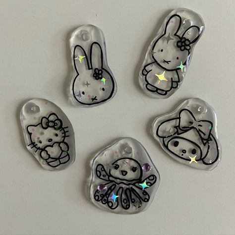 Shrinky Dink Jewelry, Shrinky Dink Crafts, Shrink Plastic Jewelry, Kpop Diy, Clay Keychain, Cute Sewing Projects, Shrinky Dink, Diy Crafts To Do, Clay Jewelry Diy