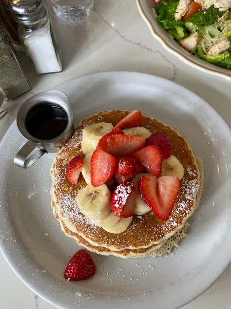 banana strawberry pancakes, food pics inspo, brunch, breakfast, easy healthy recipes Pancakes For Breakfast Aesthetic, Pancake And Strawberries, Strawberry Pancakes Aesthetic, Banana Strawberry Pancakes, Healthy Food Inspo Breakfast, Oat Pancakes Aesthetic, Healthy Pancakes Aesthetic, Breakfast Ideas Pictures, Making Pancakes Aesthetic