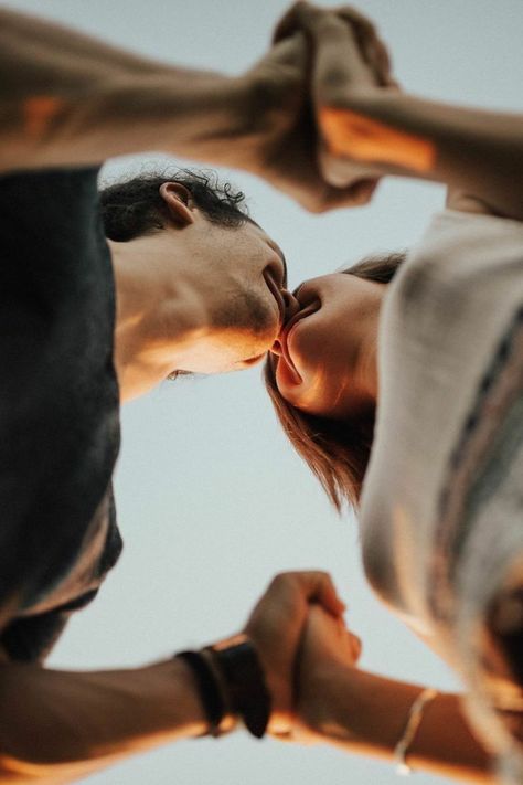 Summer Couple Photoshoot, Pose Prewedding, Kansas City Wedding Photography, Engagement Pictures Poses, Summer Couples, Pose Fotografi, Romantic Summer, Inspiring Photography, Foto Tips