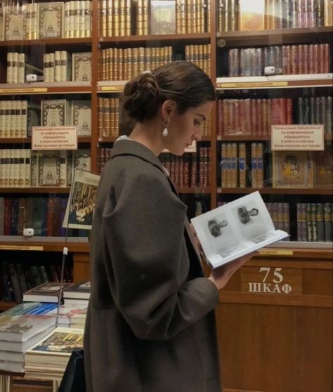 Professor Aesthetic, Classic Academia, Law Student, Dark Academia Aesthetic, Aesthetic Women, Rory Gilmore, Academia Aesthetic, Old Money Aesthetic, Working Woman