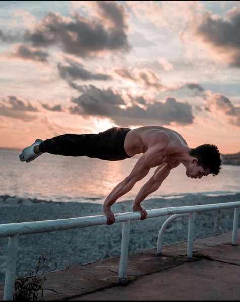 Full planche pronation in sunset Calisthenics Men, Parkour Aesthetic, Planche Calisthenics, Calisthenics Aesthetics, Sports Aesthetics, Calisthenics Body, Aesthetic Physique, Natural Fitness, Gym Boy