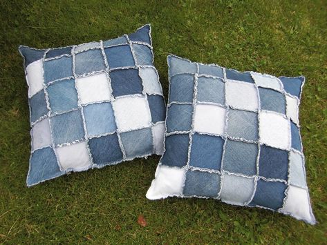 Reuse Old Jeans, Återvinna Jeans, Artisanats Denim, Patchwork Pillows, Denim Pillow, Jean Quilt, Coin Couture, Blue Jeans Crafts, Denim Quilt