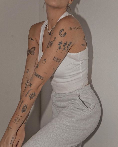 apphia castillo / phi on Instagram: “Racer back tank by @fashionnova fashionnovapartner @fashionnovamen — I find myself living in sweats and cropped tanks. Guess this is my new…” Minimal Patchwork Tattoo, Dainty Patchwork Tattoo, Patchwork Tattoo Back, Cute Patchwork Tattoo, Patchwork Tattoos, Tato Jari, Patchwork Tattoo, Tattoos Geometric, Classy Tattoos