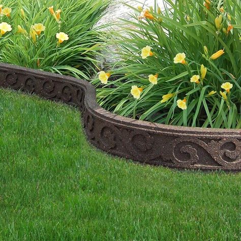 Carved and Curved Flower Garden Edge Garden Border Edging, Flower Bed Borders, Flower Bed Edging, Landscape Borders, Diy Lawn, Edging Ideas, Landscape Edging, Lawn Edging, Lawn And Landscape