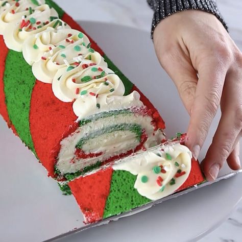 Cake Roll Christmas, Christmas Cake Roll, Jelly Roll Cake, Cake Roll Recipes, Christmas Baking Recipes, Roll Cake, Christmas Cupcakes, T Love, Christmas Cooking