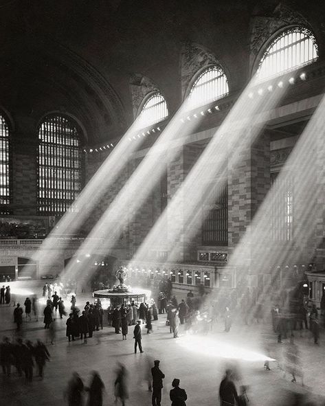 𝟏𝟗𝟑𝟎, 𝐆𝐫𝐚𝐧𝐝 𝐂𝐞𝐧𝐭𝐫𝐚𝐥 𝐓𝐞𝐫𝐦𝐢𝐧𝐚𝐥: Sunlight streams through the windows into the concourse. A sight that today is rarer due to the ban on… Grand Central Station New York, Central Station New York, Roman Bath House, Penn Station, Grand Central Terminal, Grand Central Station, Train Stations, White City, Grand Central