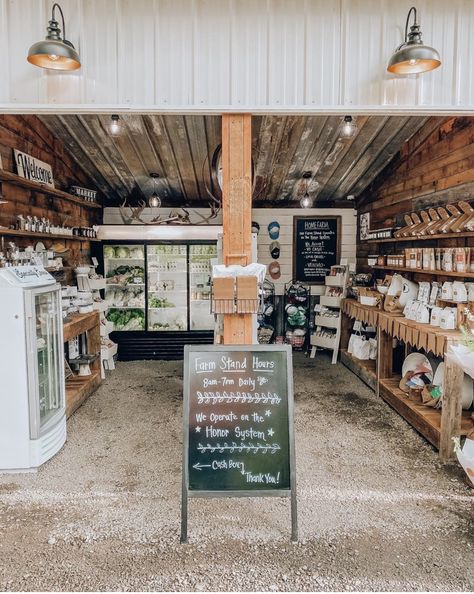 Farm Cafe Ideas, Mini Farmers Market, Homestead Store Ideas, Small Mercantile Store, Farmers Market Store Ideas, Produce Market Ideas, Farmhouse Shop Ideas, Farm Retail Store, Roadside Farm Store