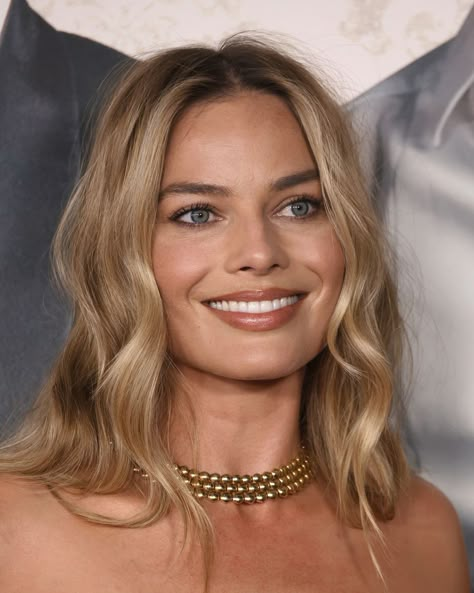 margot robbie beauty evolution Margot Robbie Hair Red Carpet, Margot Robbie Red Carpet Looks, Margo Robbie Wolf On Wallstreet, Margo Robbie Blonde, Brunettes With Blonde Hair, Margot Robbie Ponytail, Margo Robbie Haircut, Margot Robbie Balayage, Margot Robbie Lip Filler