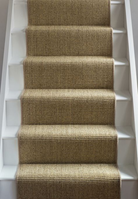 Sisal Flooring, Deco Spa, Carpet Staircase, Stairs Landing, Staircase Runner, White Stairs, Hal Decor, Alternative Flooring, Sisal Carpet