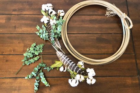 The COWGIRL's DIY: Rope Wreath - COWGIRL Magazine Lariat Rope Wreath Diy, How To Make A Rope Wreath, Western Wreaths Rustic, Lariat Rope Wreath, Rope Centerpiece, Lariat Rope Crafts, Cowboy Wreath, Rope Wreaths, Rope Wreath Diy