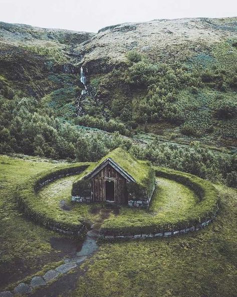 Inspiration for the swan maiden Rania's Icelandic turf cabin in Dragon's Mate, book four of the DragonFate novels by Deborah Cooke Turf House, Terra Santa, Beautiful Pics, Destination Voyage, Elba, Magical Places, Pretty Places, Fantasy Landscape, Abandoned Places