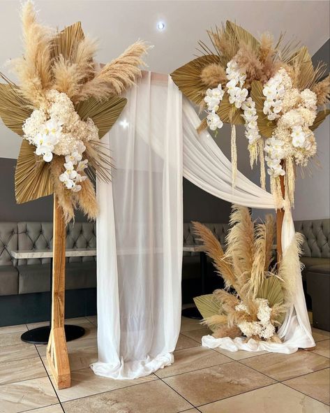 Palm Frond Centerpiece, Simple Boho Photo Backdrop, Ostrich Feather Wedding Arch, Wedding Arch Ideas Pampas, Wedding Picture Backdrop Ideas, Backdrop For Photos, Boho Centerpiece, Boho Backdrop, Diy Centerpiece