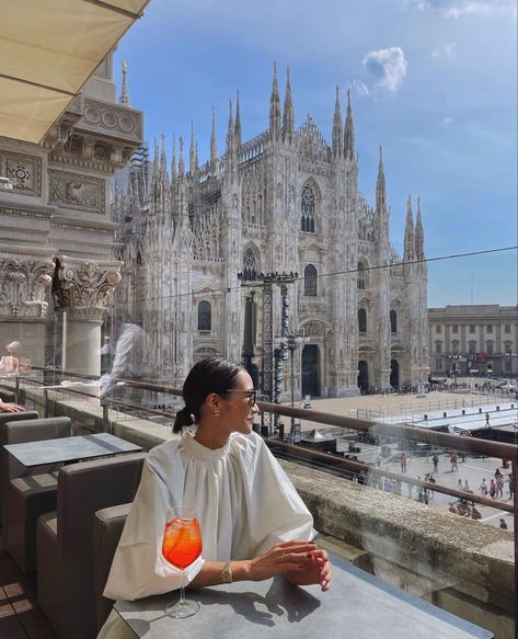 Outfit Ideas Milan, Milan Photo Ideas Summer, Milan Duomo Photo Ideas, Milan Poses Photo Ideas, Duomo Photo Ideas, Milan Duomo Pictures, Photo Ideas In Milan, Summer Milan Outfits, Photos In Milan