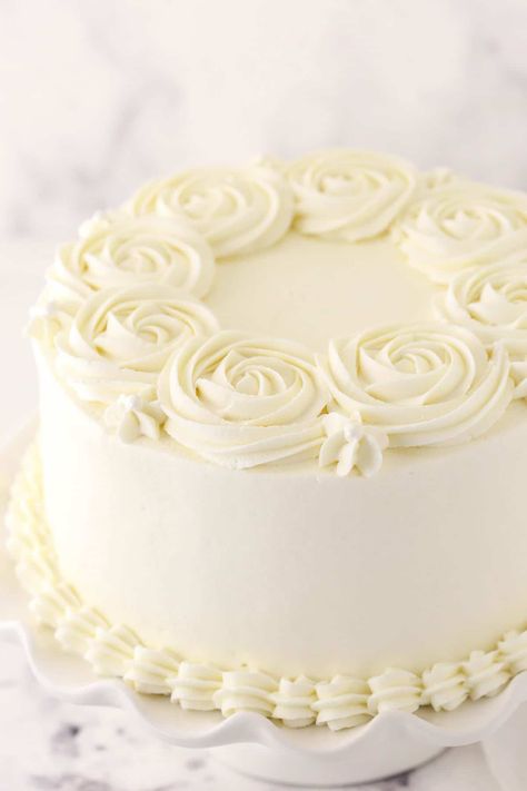 Simple White Cake Decoration, Wedding Cake One Layer, Butter Icing Cake Designs, Whipped Buttercream Frosting, Icing Cake Design, White Layer Cake, Whipped Buttercream, Whipped Cream Cakes, White Birthday Cakes