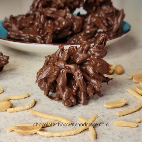 Chocolate Haystacks, Haystacks Recipe, Peanut Butter Crackers, Brownie Brittle, Decorate Cake, Xmas Baking, Christmas Candies, Easy Candy, Butter Crackers