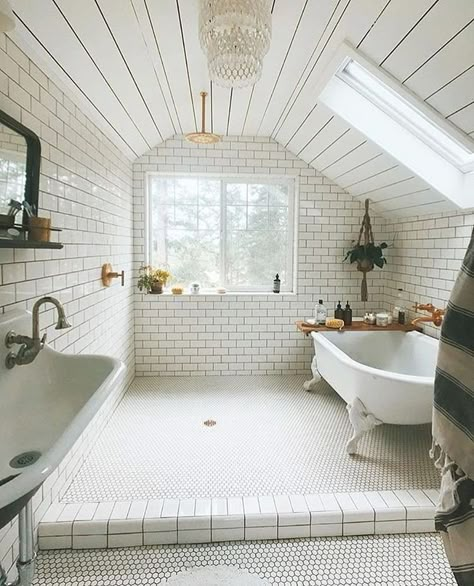 wohnen Baie Vintage, Attic Bathroom, Bad Inspiration, Bathroom Design Decor, Dream Bathrooms, Dream Bathroom, Style At Home, Beautiful Bathrooms, Design Case