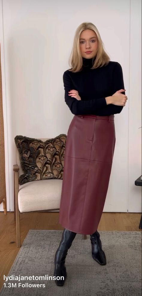 Red Leather Skirt Outfit Ideas, Maroon Leather Skirt Outfit, Winter Outfits Skirt, Maroon Leather Skirt, Leather Skirt Outfit, Cozy Fall Outfits, Style Lookbook, Leather Skirts, Maroon Leather